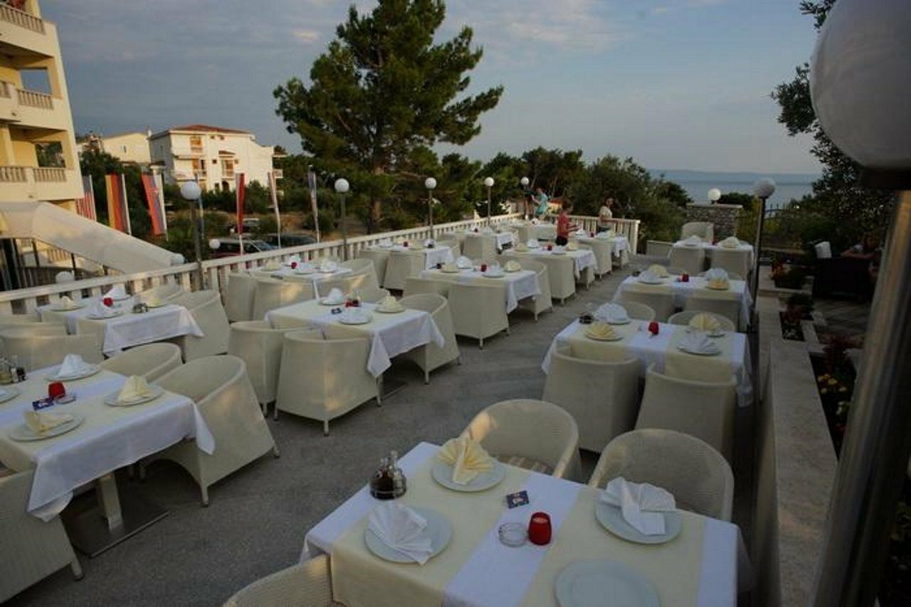 Hotel Conte Baška Voda Buitenkant foto